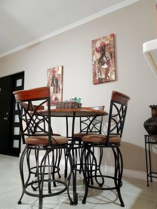 Choose To Be Happy At Brompton Estates - One And Two Bedroom With Pool Kingston Buitenkant foto